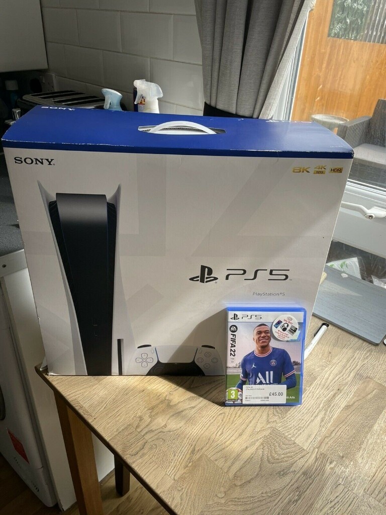 PLAYSTATION 5 825GB CONSOLE AND CONTROLLER WITH FIFA 22 | in City of  London, London | Gumtree